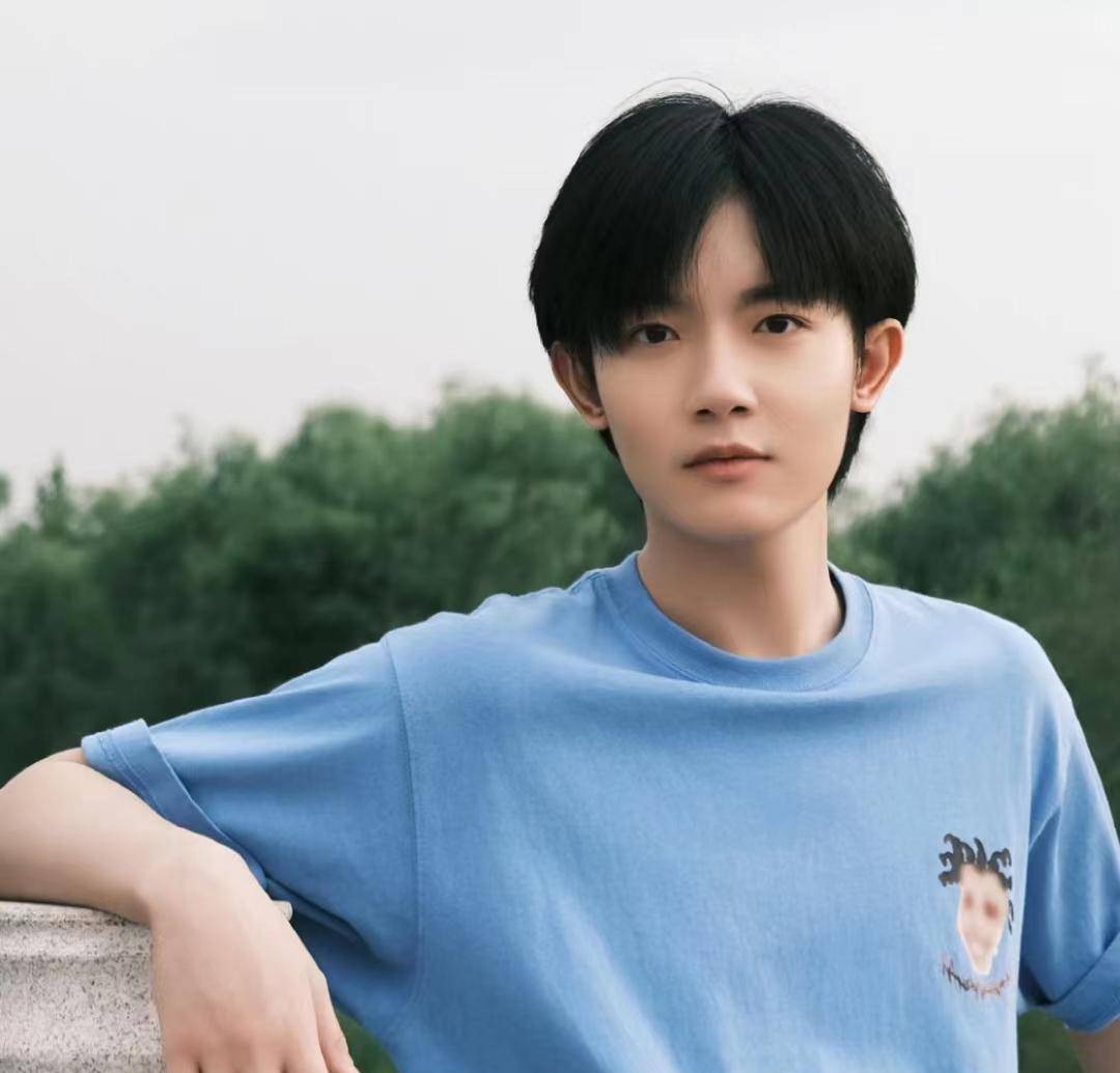 女制片人自曝曾交往多位男艺人,还晒床头亲密照,怒