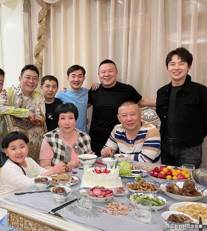 王惠肚腩大脸下垂松弛,比老公显老_穿着_黑色_显得