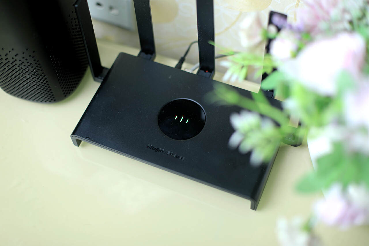 锐捷⼩钢炮路由器:黑科技加持,全屋WiFi信号满格so easy