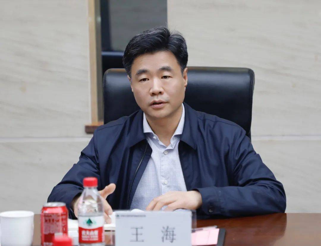 华陆公司总经理郑开学,四化建党委副书记,总经理赵亮参加座谈.