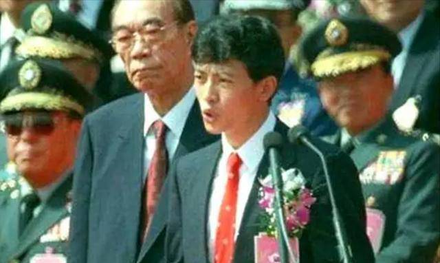 1989年林贤顺:驾机回大陆,躲过12架战机追击,娶美