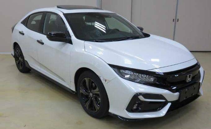 国产思域两厢版车型的前脸采用了很有性能感的设计,前脸的表现比三厢