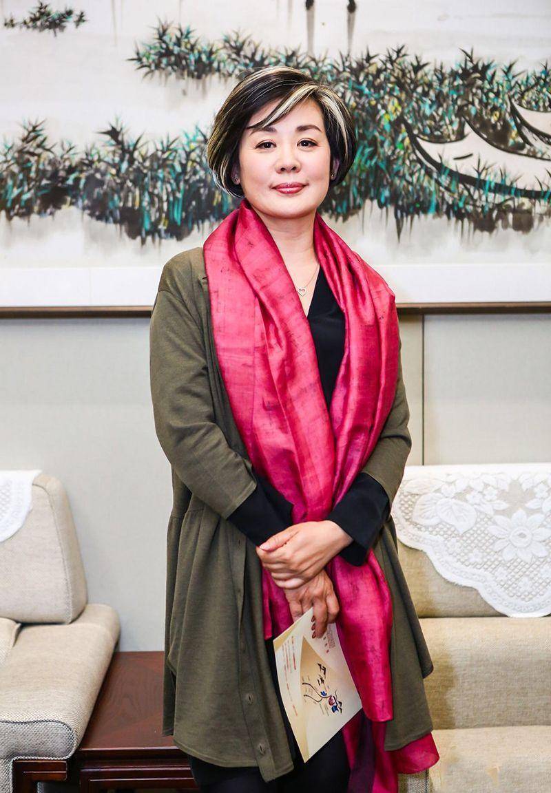 被丛珊的中年状态给惊艳到:60岁头发花白,穿衣素雅却优雅有气质_女人