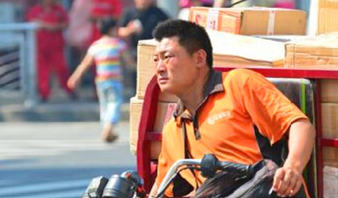 为什么快递员工资月入过万却没人愿意干？原因有三点