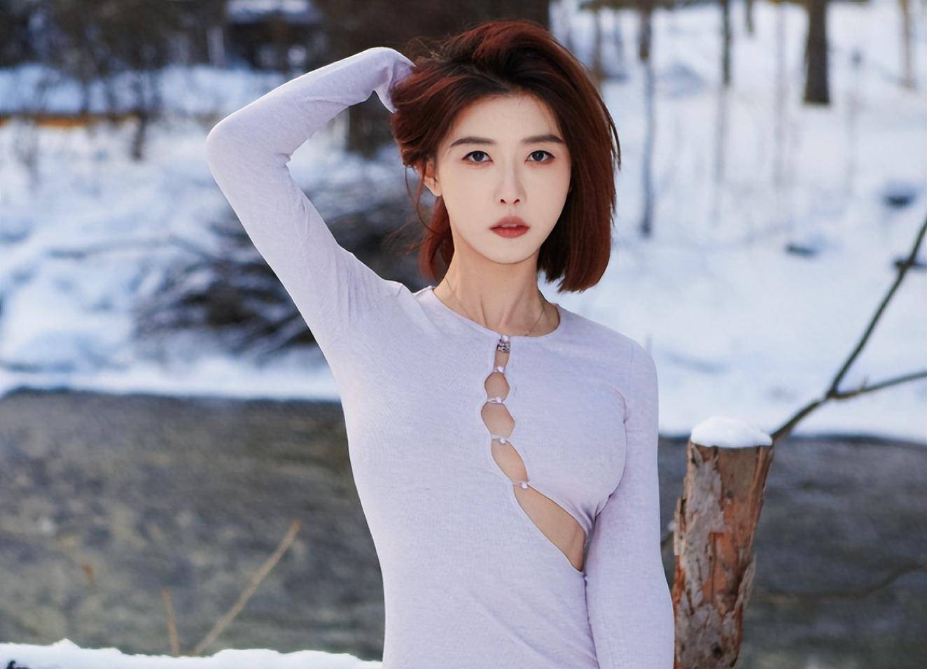 "擦边战神"聂小雨,穿抹身材裙讲车不忘秀美腿,网友