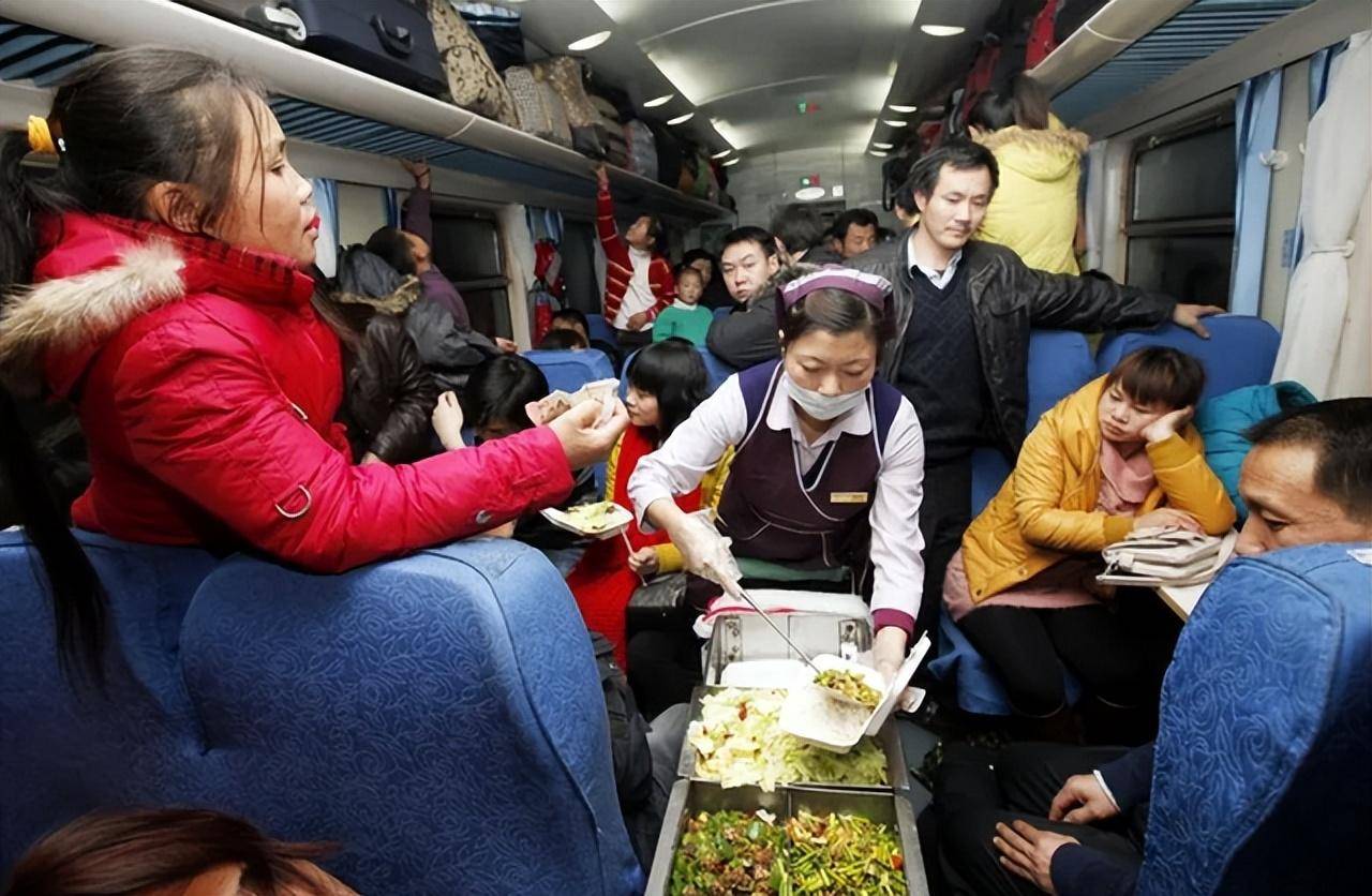 火车上的餐车来回走动,为什么没什么人愿意买?