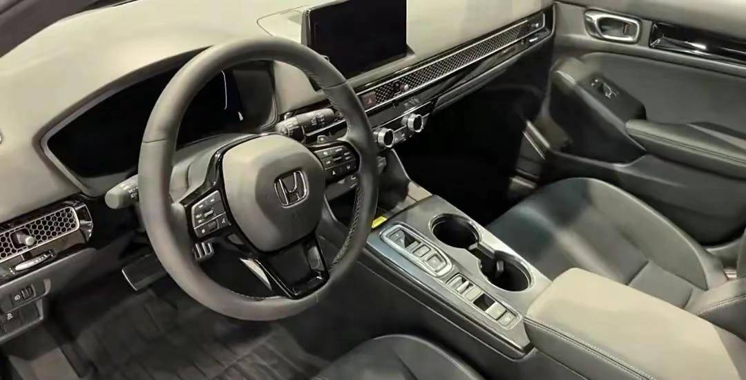 在内饰方面,本田思域同样进行了重大升级,配置方面更加人性化,内饰