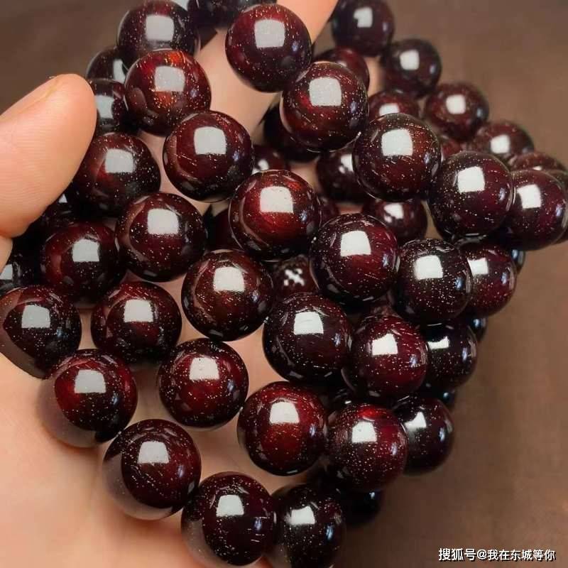 五种常见方法帮你辨别小叶紫檀手串真假_红色_木屑_材料