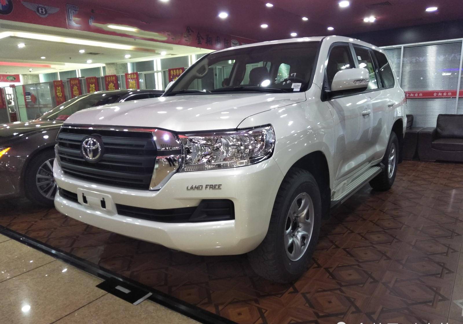 2023款丰田"兰德酷路泽"4000乞丐版,到港实拍,内饰大换血!