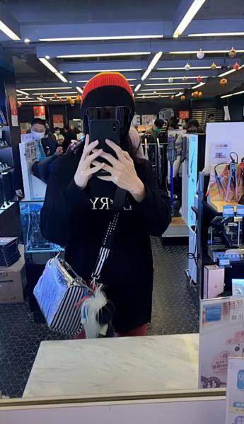 张柏芝除了去买新鲜的蔬菜,她还表示儿子喜欢吃鸡饭,所以她就去餐厅