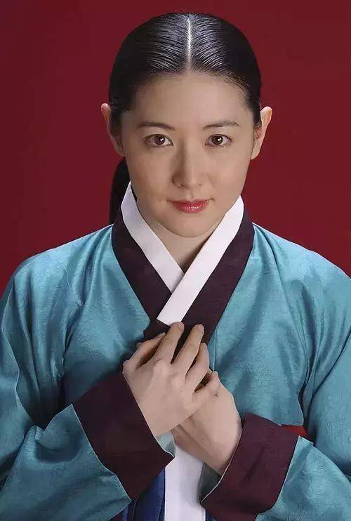 20岁林青霞简直神颜,五官气质秒杀李英爱,网友:这皮肤太透白了_感觉