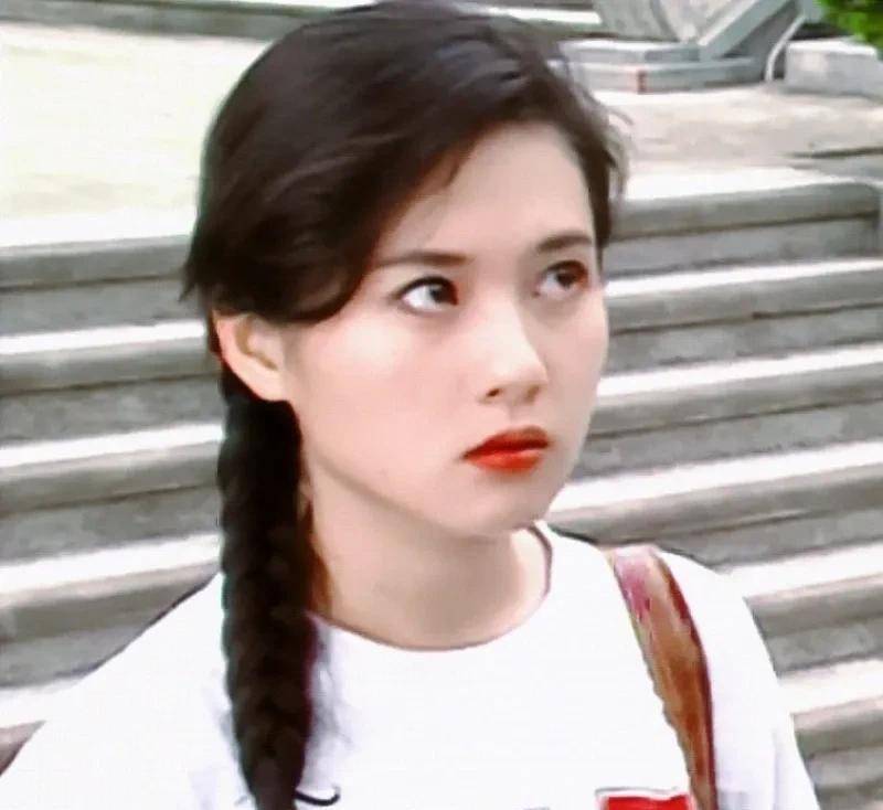 最早认识她是在《大时代》里头的方婷婷,那时候她一出现给人感觉很