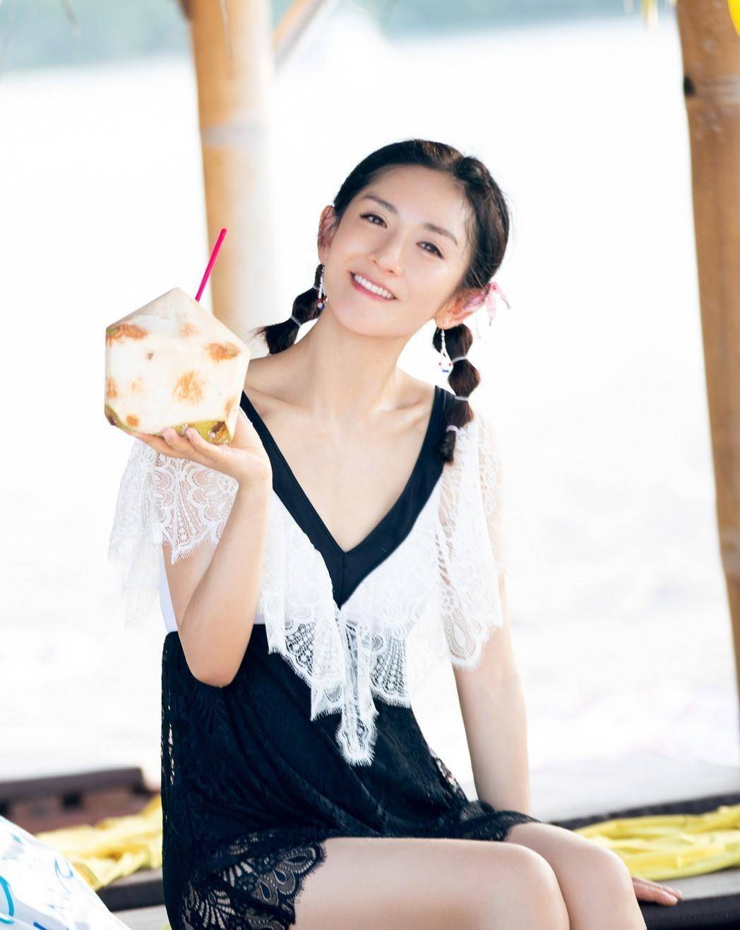 42岁谢娜晒海边秀身材,穿时尚泳衣吸睛,一双大长腿不像三娃妈_风格