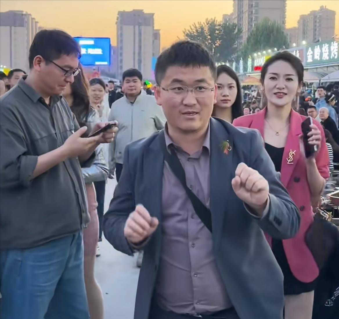 网红姜涛再惹争议,大妈下跪求他发视频寻子,姜涛直接拒绝跑没影_淄博