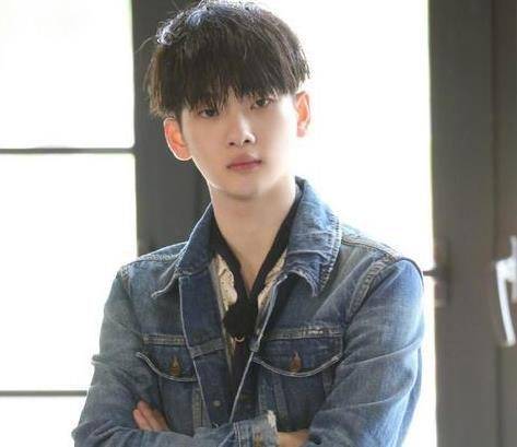 杨超越和周震南有多出名?参加极限挑战是对是错?谁是负责的人?