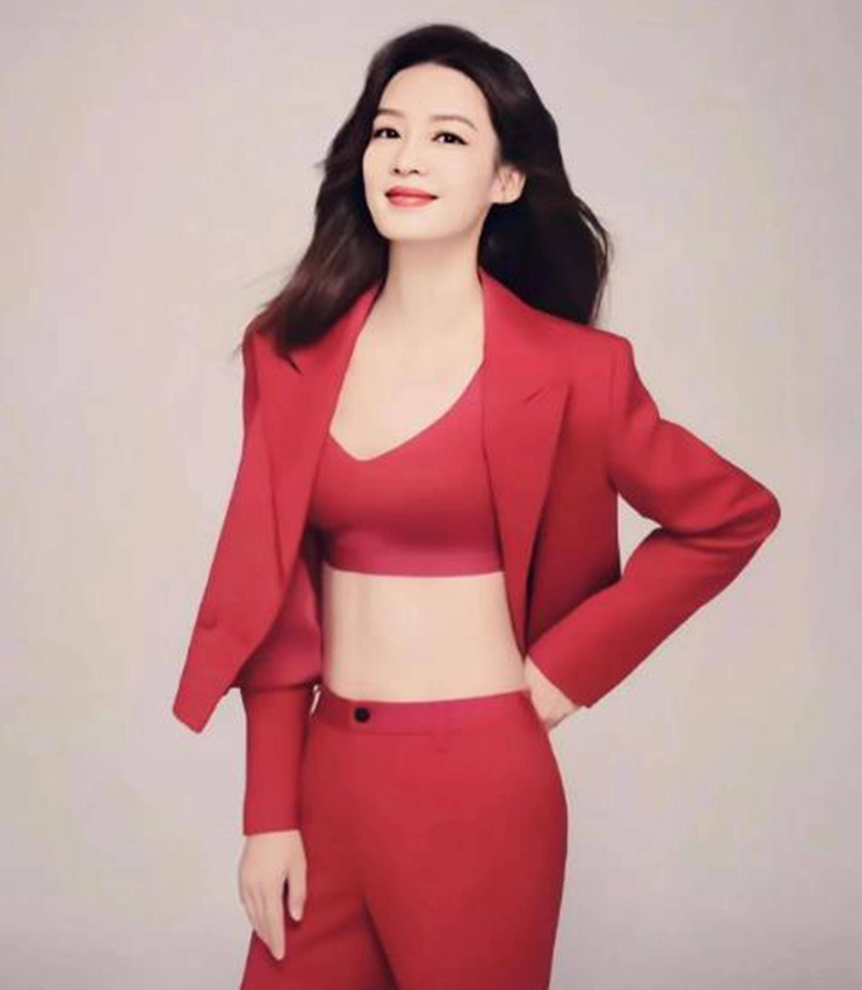 李沁品牌写真大片,再次证明了她对时尚潮流的掌握,时尚健康_生活_服装