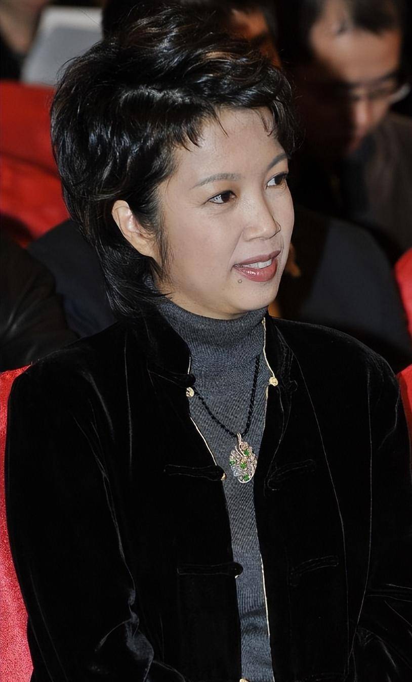 《夕阳红》主持人黄薇:她和蔡国庆青梅竹马,90后老妈经常把她逗哭