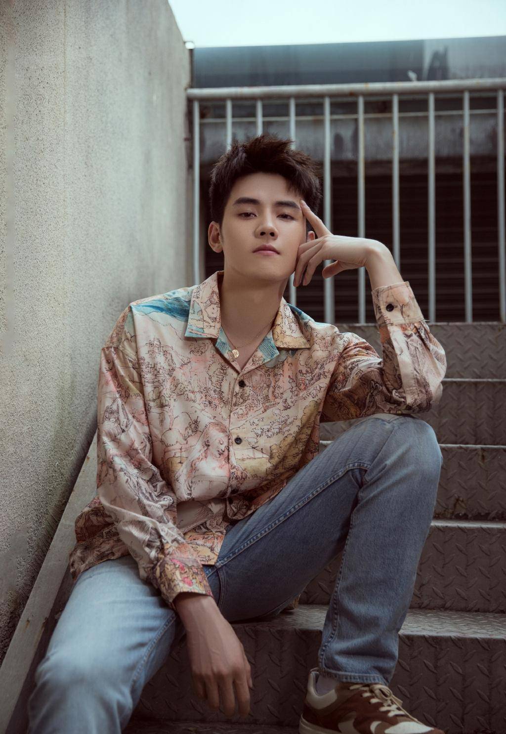 第三套:拼色卫衣 黑色裤子,休闲男孩的时尚大家喜欢任豪吗?