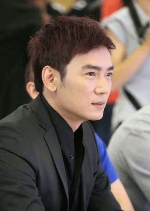 原创55岁焦恩俊五一仍在工作,挣钱捞金好辛酸,男神身材颜值依然能打