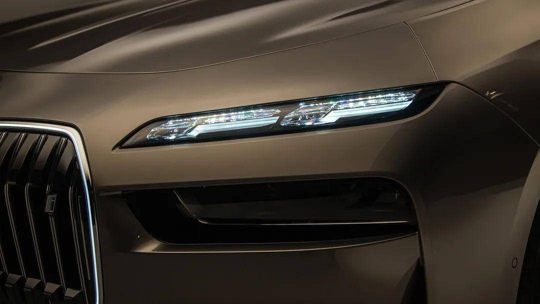 施华洛世奇水晶大灯,6缸动力8k影院,宝马7系重新定义豪华标杆_搜狐