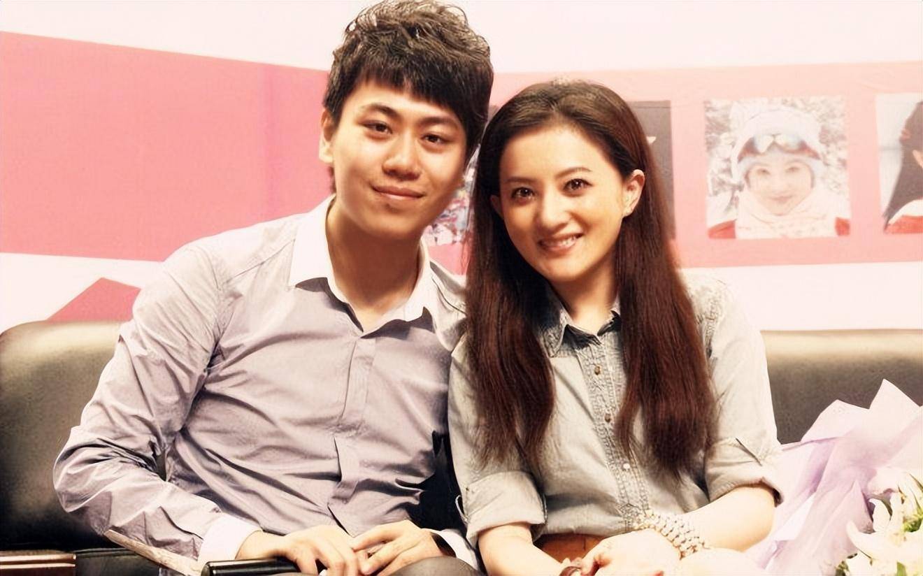 朋友们打电话指责金铭:结婚,当妈妈这么大的事都不告诉我们,所以他们