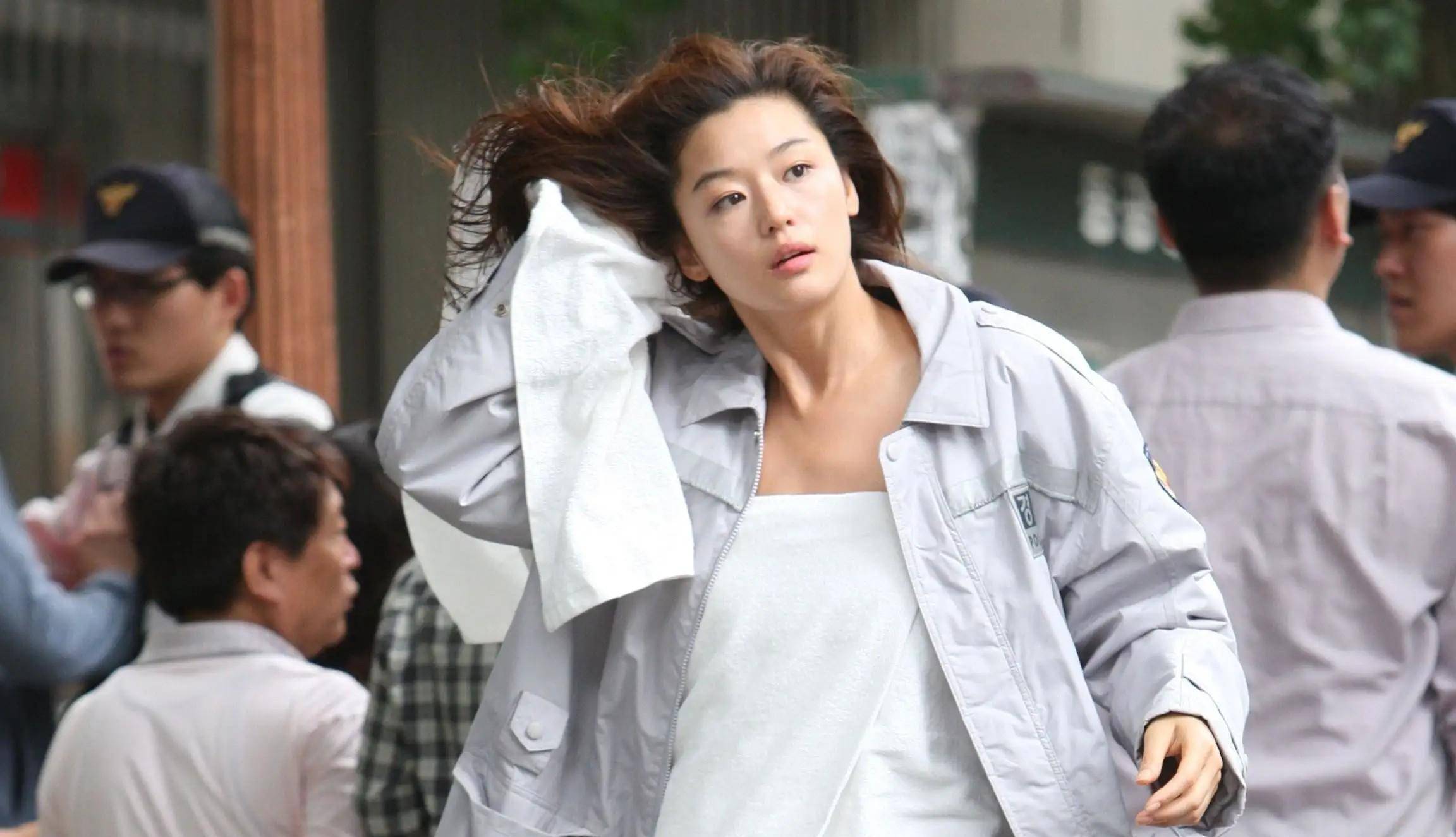 的爱情电视剧《来自星星的你》横空出世,再次将全智贤推上人气榜首