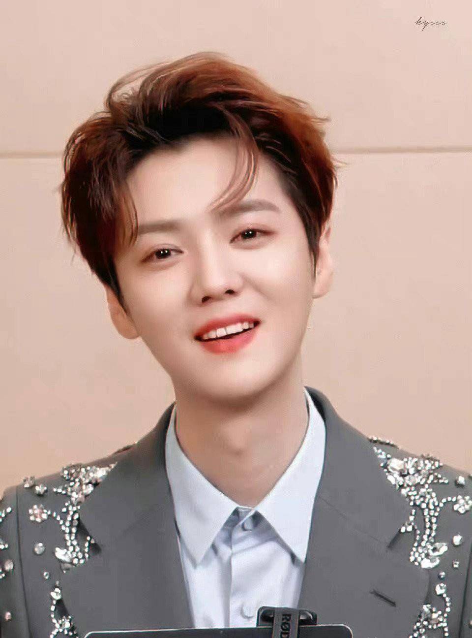 鹿晗深夜又上了热搜,帅气照片获赞无数,却不知这是在败光路人缘