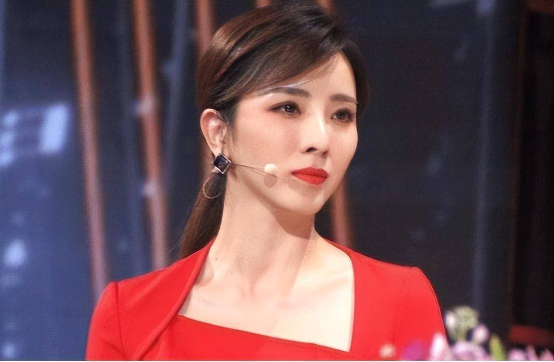 不少网友直言,在央视综艺的众多女主持人中,龙洋是非常耀眼的存在