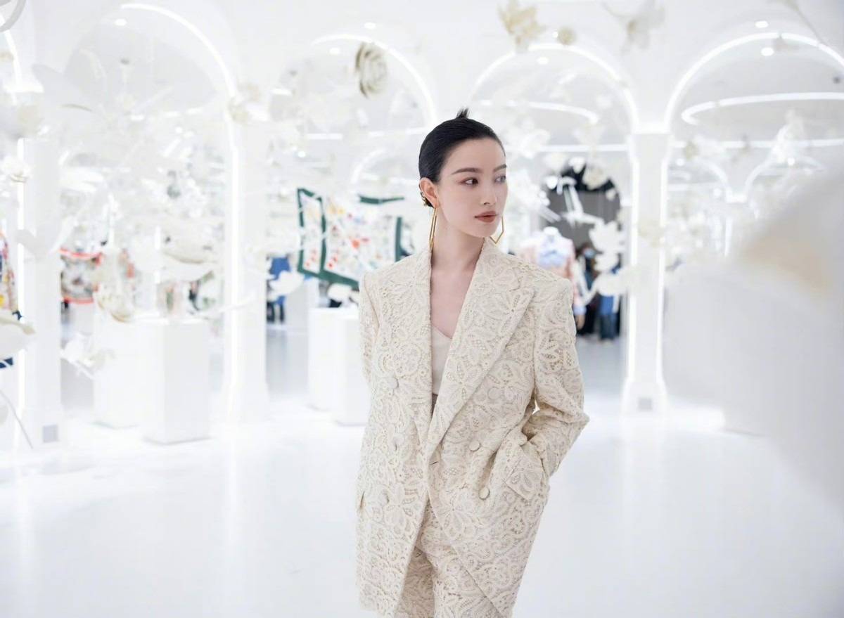 穿时尚西装美到大家,舒淇刘雯都输了_白色_衣服_造型