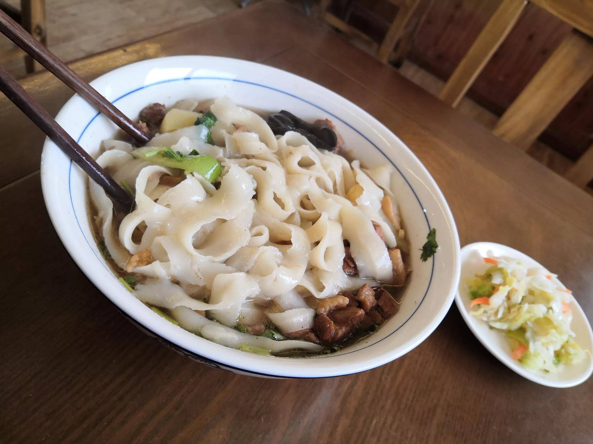 大同美食探店-001-老赵大院回味刀削面_意思_味道_桌子