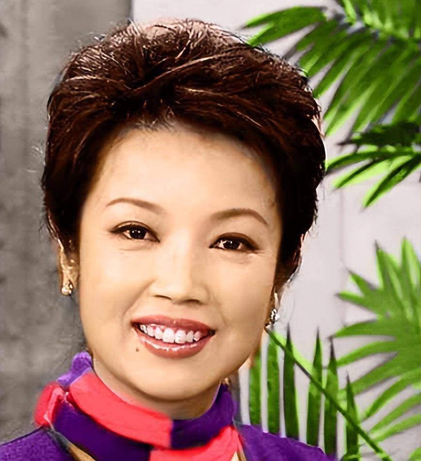 《夕阳红》主持人黄薇:她和蔡国庆青梅竹马,90后老妈经常把她逗哭