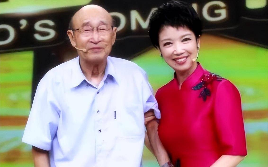 《夕阳红》主持人黄薇:她和蔡国庆青梅竹马,90后老妈经常把她逗哭