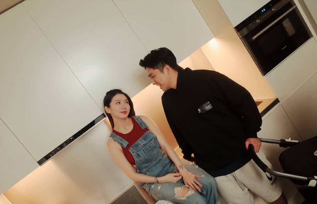 娃发量多疑有3个月大,住39w月子中心不如苗苗豪华_宝宝_照片_郑恺跟