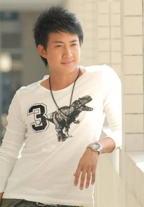 王阳出生于哈尔滨,父母都是生意人,家境不错,作为家里的男孩儿,自然