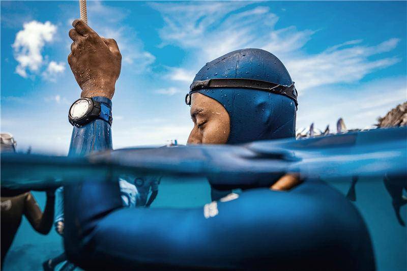 《碧海蓝天》中主角的选择,体现了人类与自然和文化的哪些的冲突_enzo