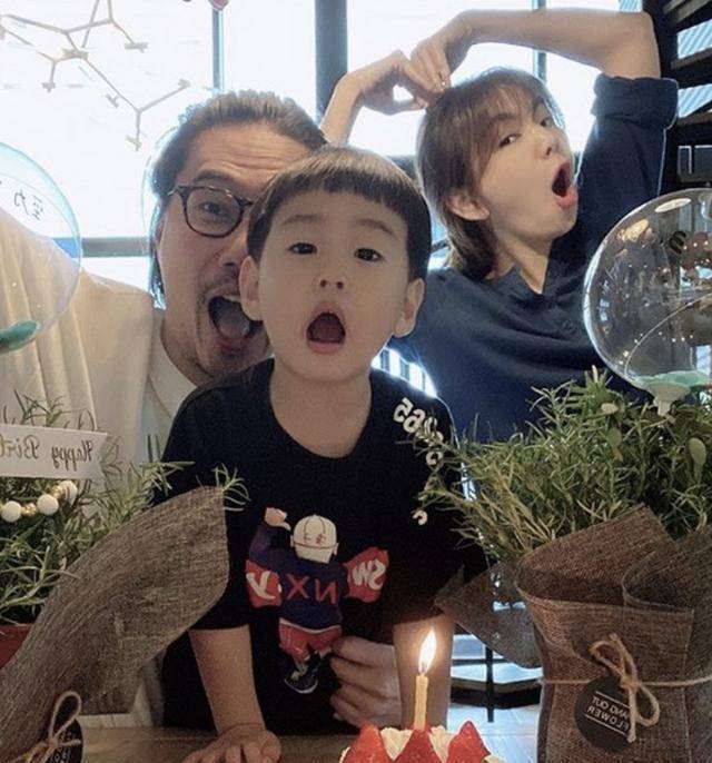 ella晒全家福为儿子庆生,儿子可爱老公沧桑,她的皮肤状态超级好_赖斯