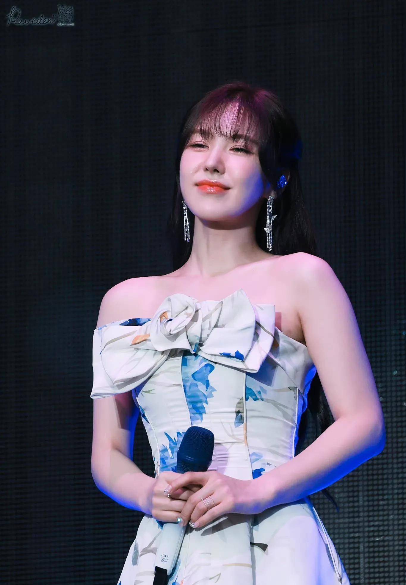 wendy演唱会造型_白色_亮片_显得