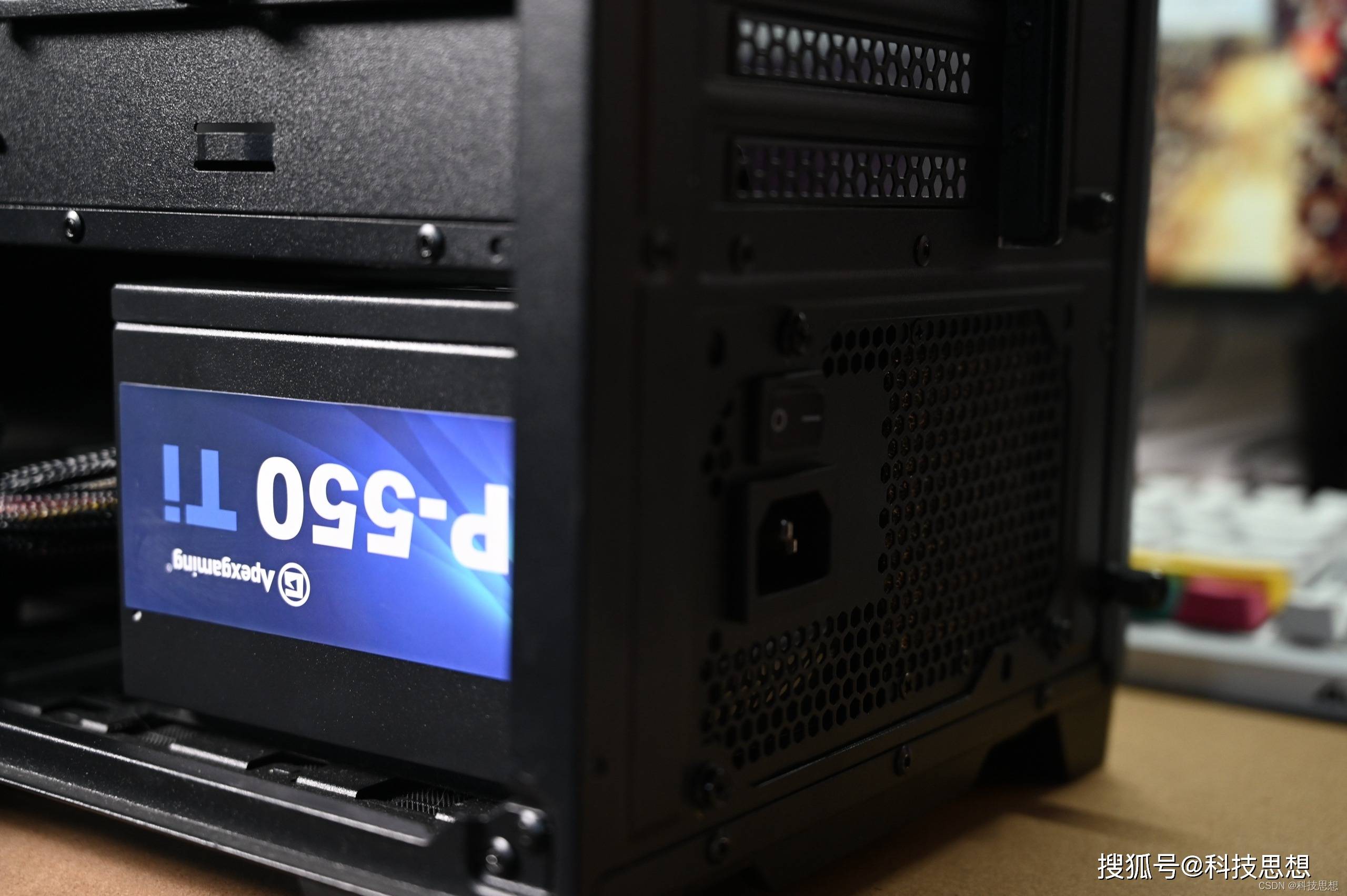 在线材规格上,除了主板供电之外,艾湃电竞ap-550ti还配备了一个 4pin