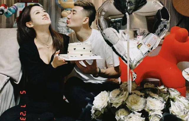 从孙铭徽的表态来看,在赛季初的时候,他还没有和前女友分手,应该是这