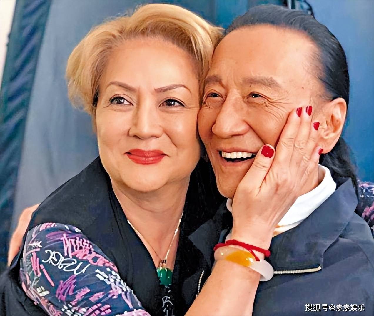 原创86岁谢贤现身,腿部消瘦靠拐杖支撑,这两年他是真的老了_狄波拉