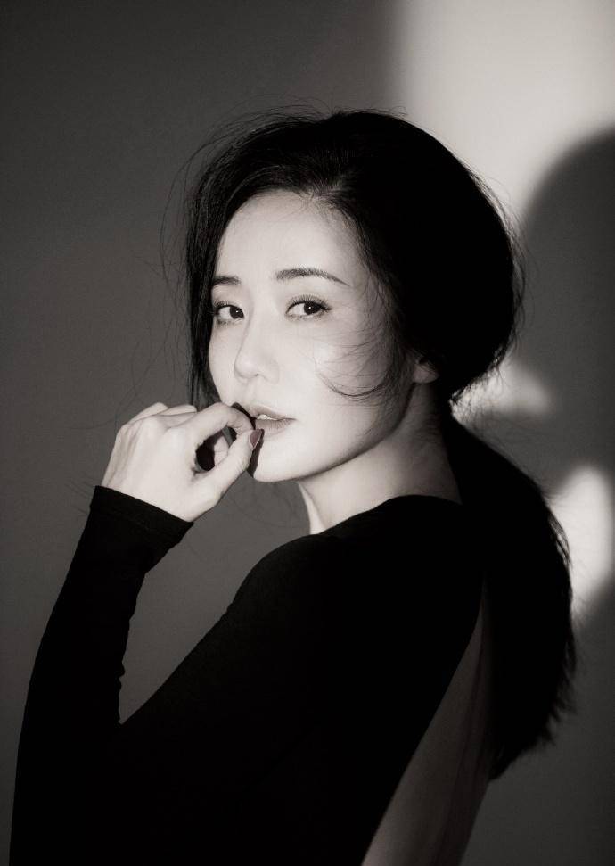 42岁张彤晒性感写真,黑色连体衣秀魔鬼身形,小蛮腰同龄人少见_线条