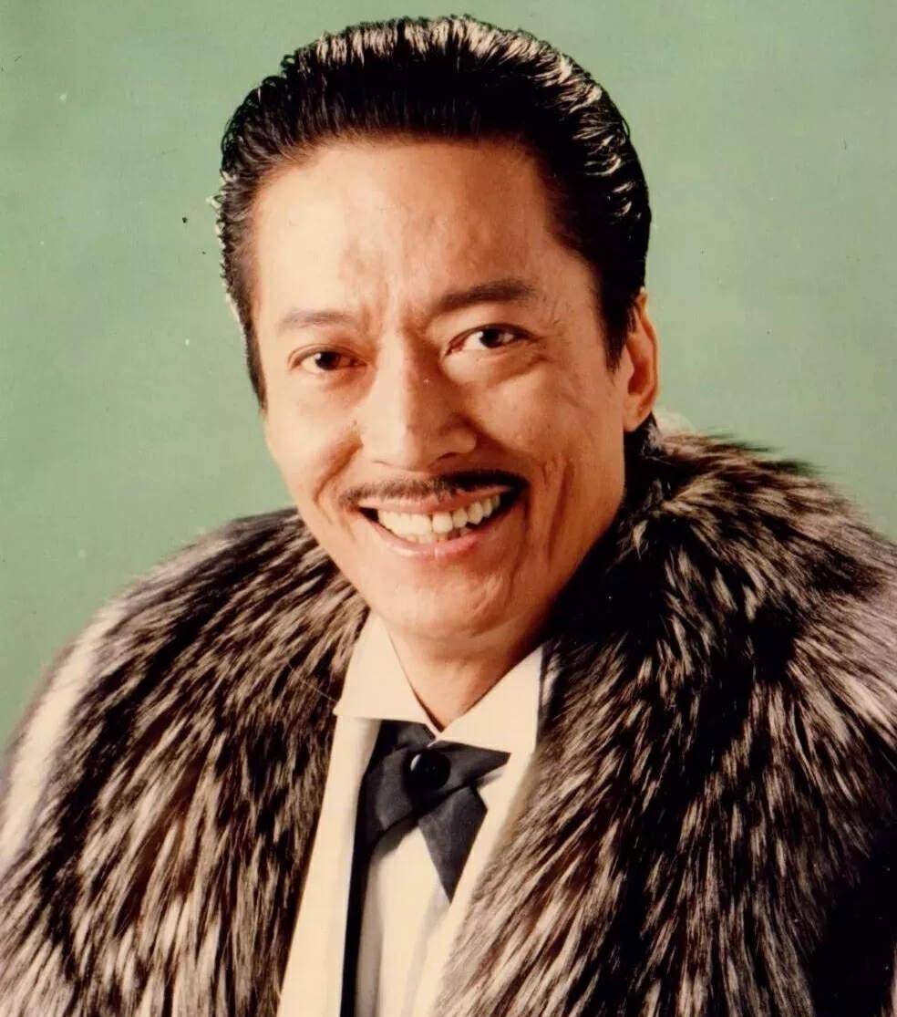 知名港星方刚定居内地,气派豪宅设生日宴,穿唐装戴大翡翠显阔气_干