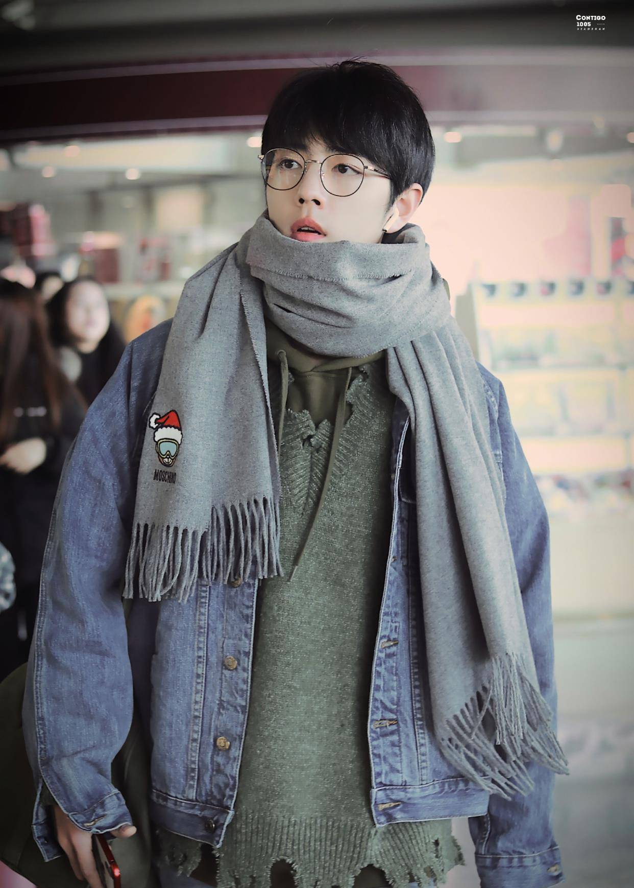 肖战这9张图太青春了!戴围巾戴眼镜,蓝色牛仔外套活力四射!_照片_方面