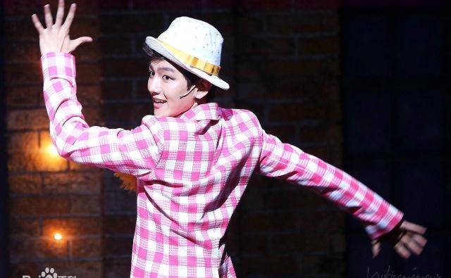 同时慢慢的粉丝也发现了他在舞蹈上的天赋,虽然不像张艺兴和金钟仁一