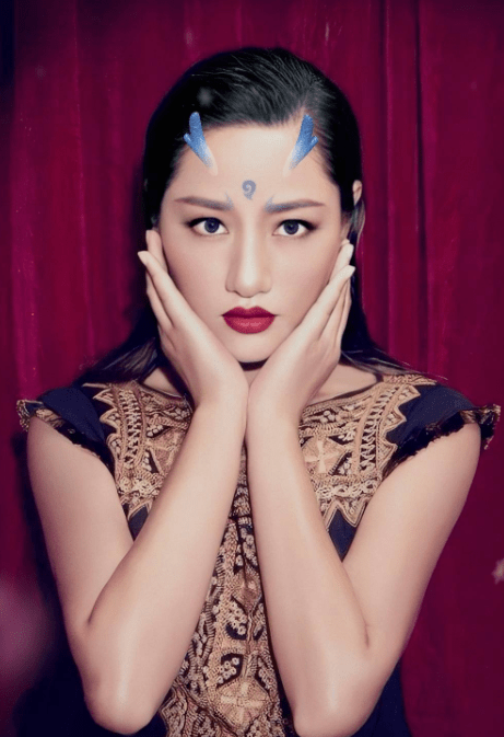 翟颖的穿搭风格,以时尚,大胆,前卫为主,打造属于自己的时尚感_造型