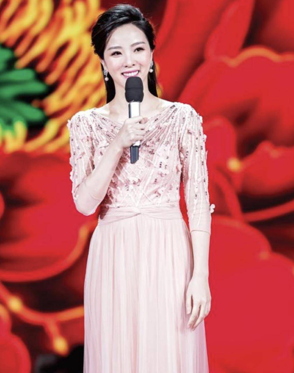 李思思:26岁主持舞台,嫁给初恋生下2个儿子,活成人生赢家_母亲_成为了