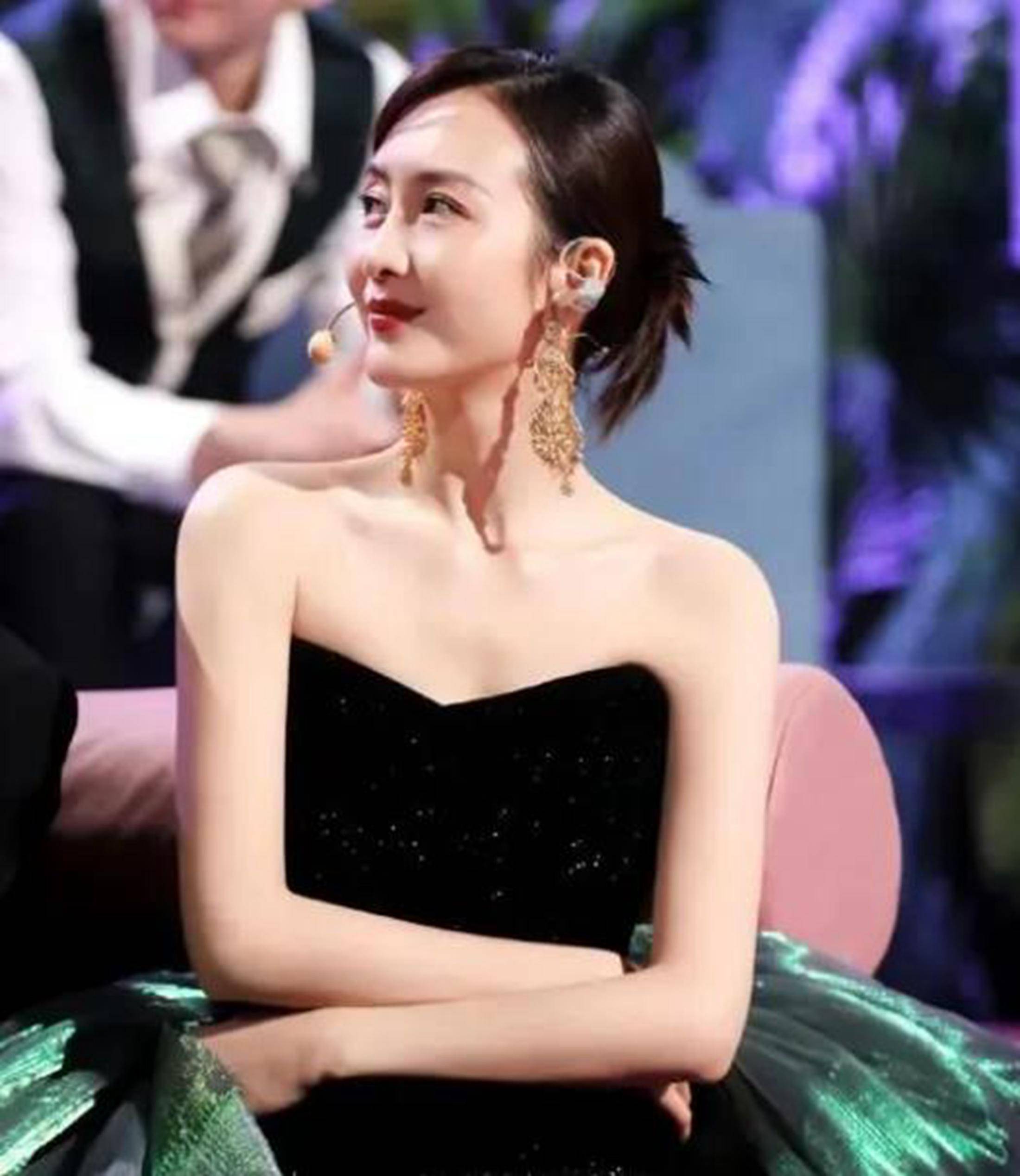 40岁王鸥青春感满分,身穿白色吊带背心搭配,有着惊人的身材_表演_女性