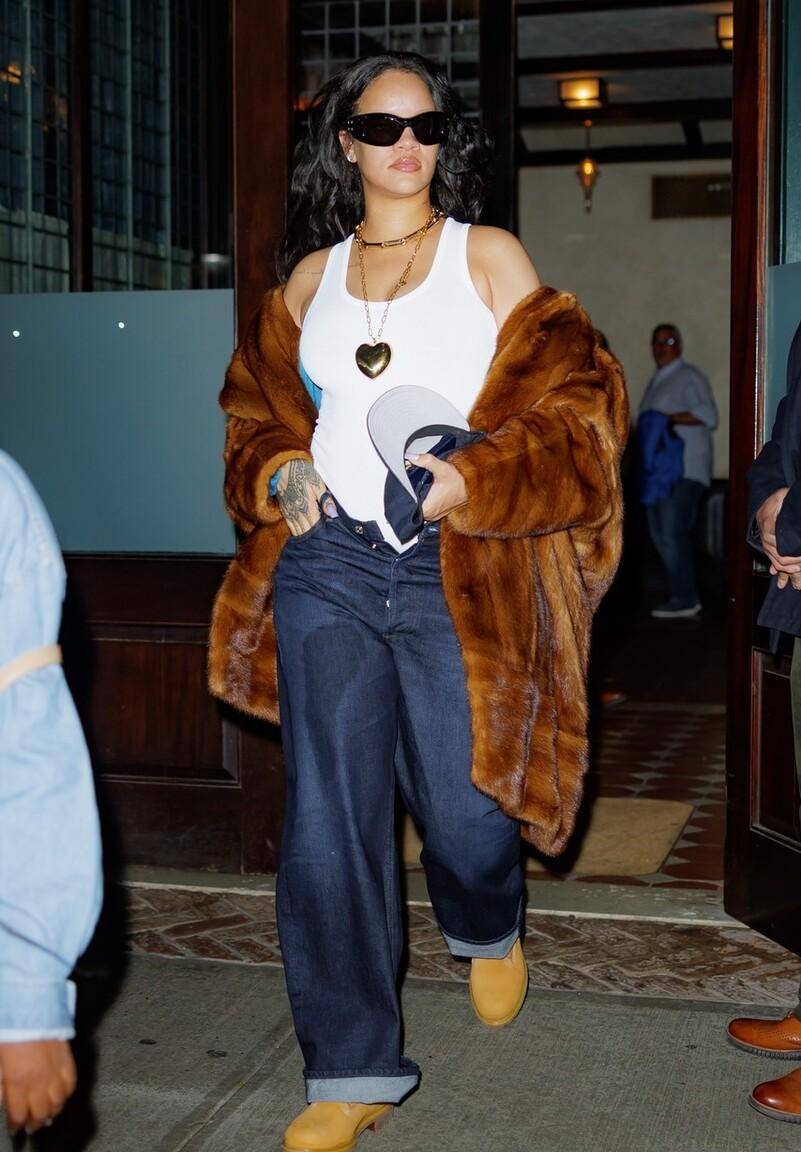 蕾哈娜街拍:孕肚太大扣子都扣不上,但仍然十分时尚_造型_颜色_大衣