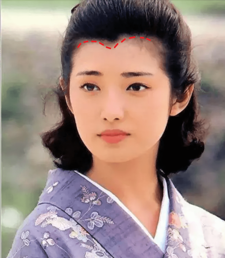 的前额正中发际线向下凸出的"美人尖",让额头部分看起来像一个心形
