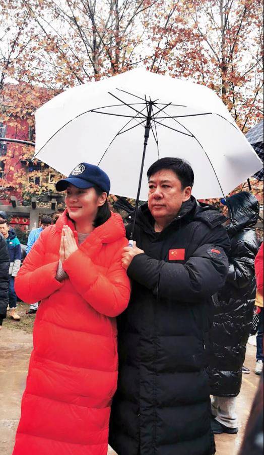 演员张潮:二婚娶小20岁娇妻,62岁再做父亲,大女儿也是知名演员_艾丽玛